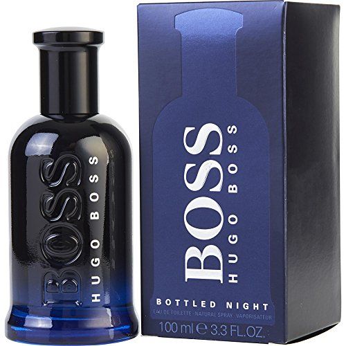 Dunkelblaue Glasflasche mit silbernem BOSS HUGO BOSS Schriftzug, daneben die passende Verpackung.