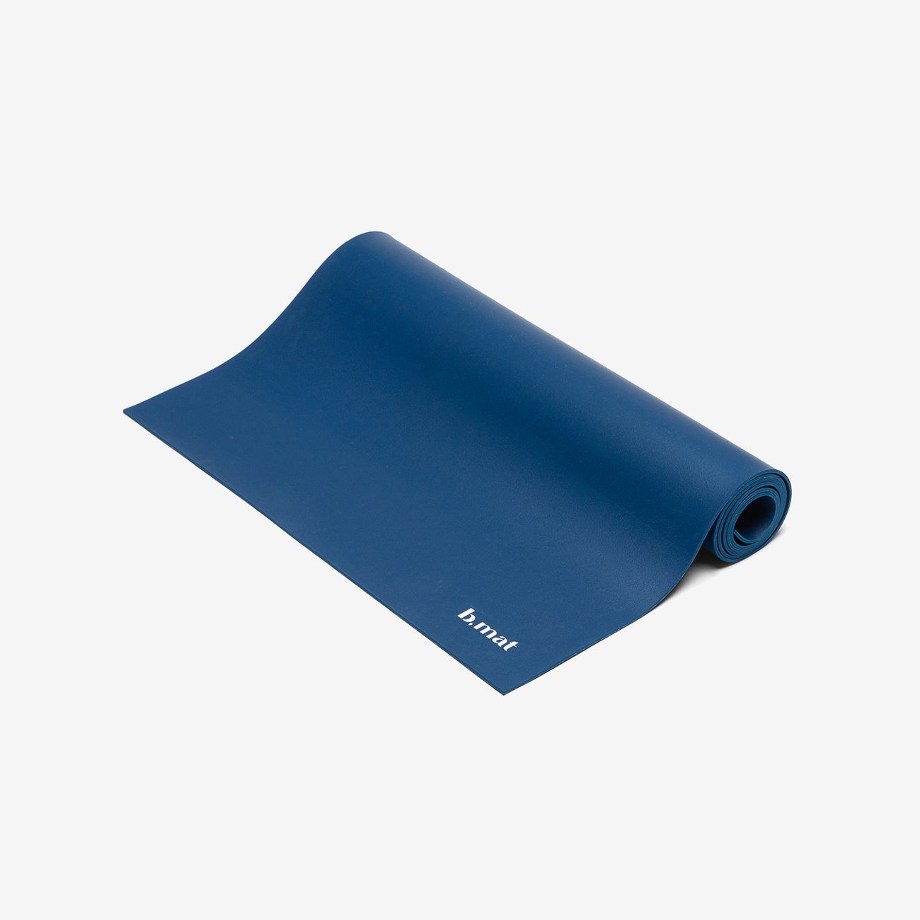 Blau gerollte Yogamatte. Aufgedrucktes Logo "b.mat".