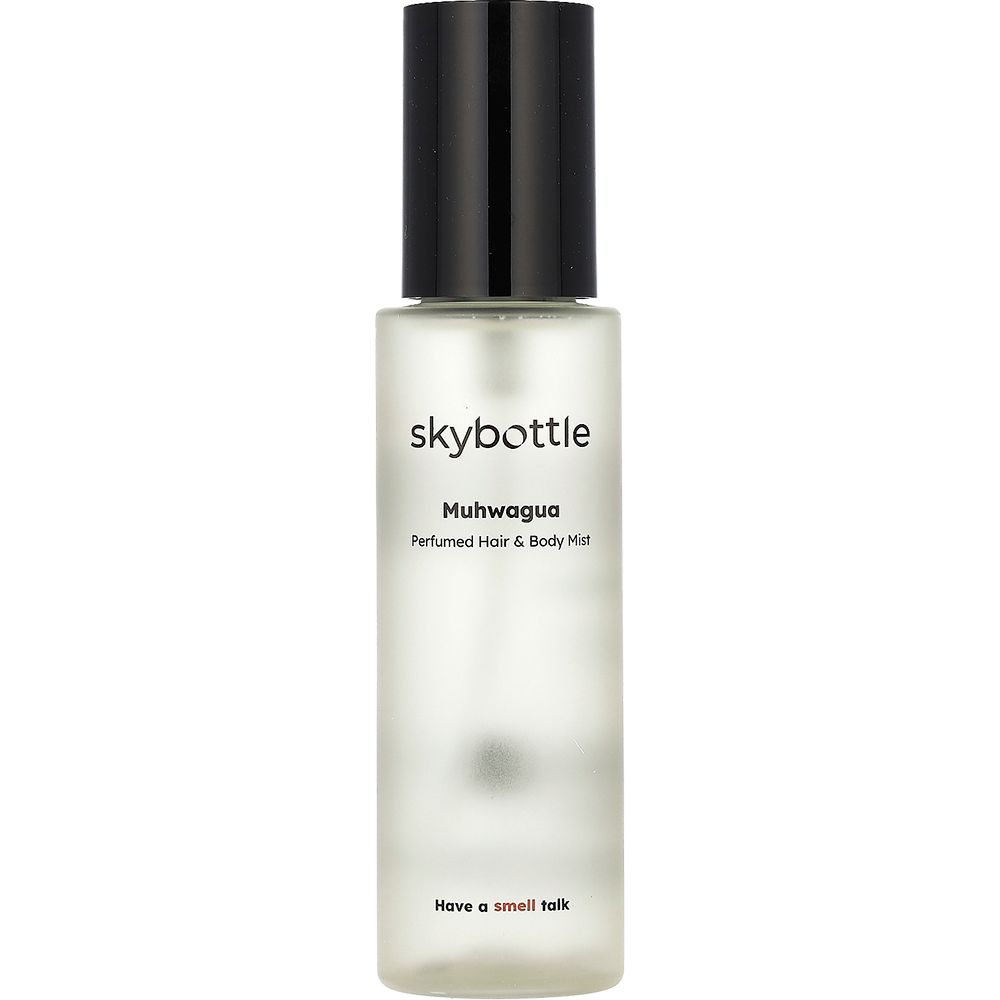 Klarer Flakon mit schwarzem Deckel. Aufschrift: skybottle, Muhwagua, Perfumed Hair & Body Mist. Text: Have a smell talk.