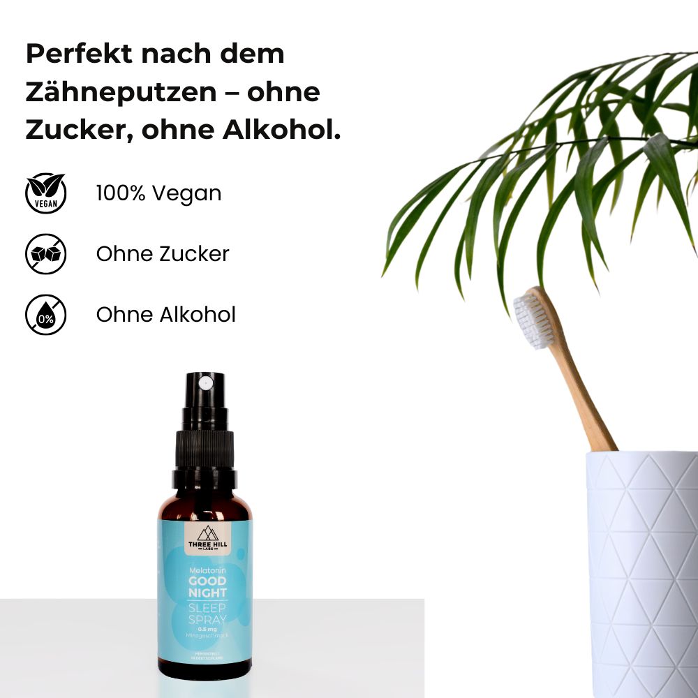 Braune Sprühflasche, Zahnbürste, Becher. Aufschrift: Good Night Sleep Spray 0,5 mg. Vegan-Siegel.