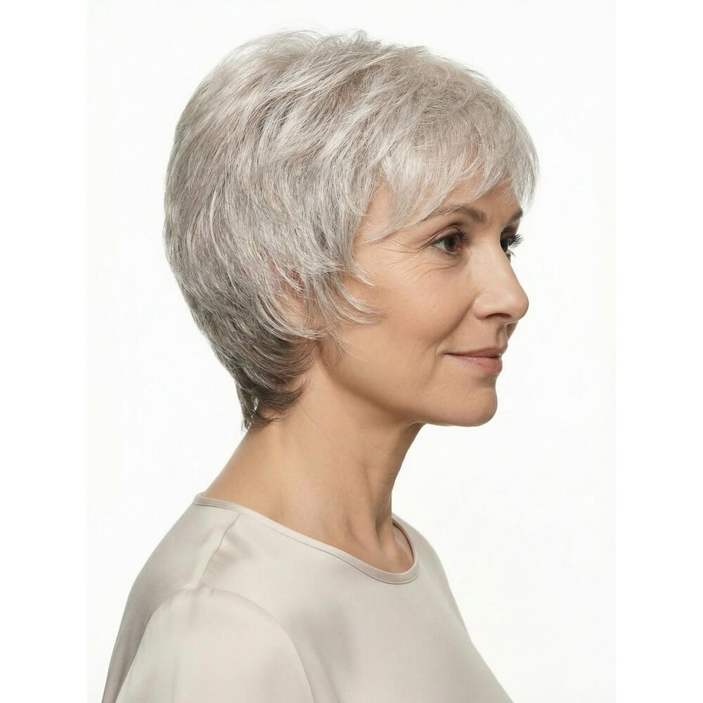 Graue Kurzhaarperücke, DELUXE. Seitenansicht einer Frau mit Perücke. Kurzer, gestufter Schnitt.