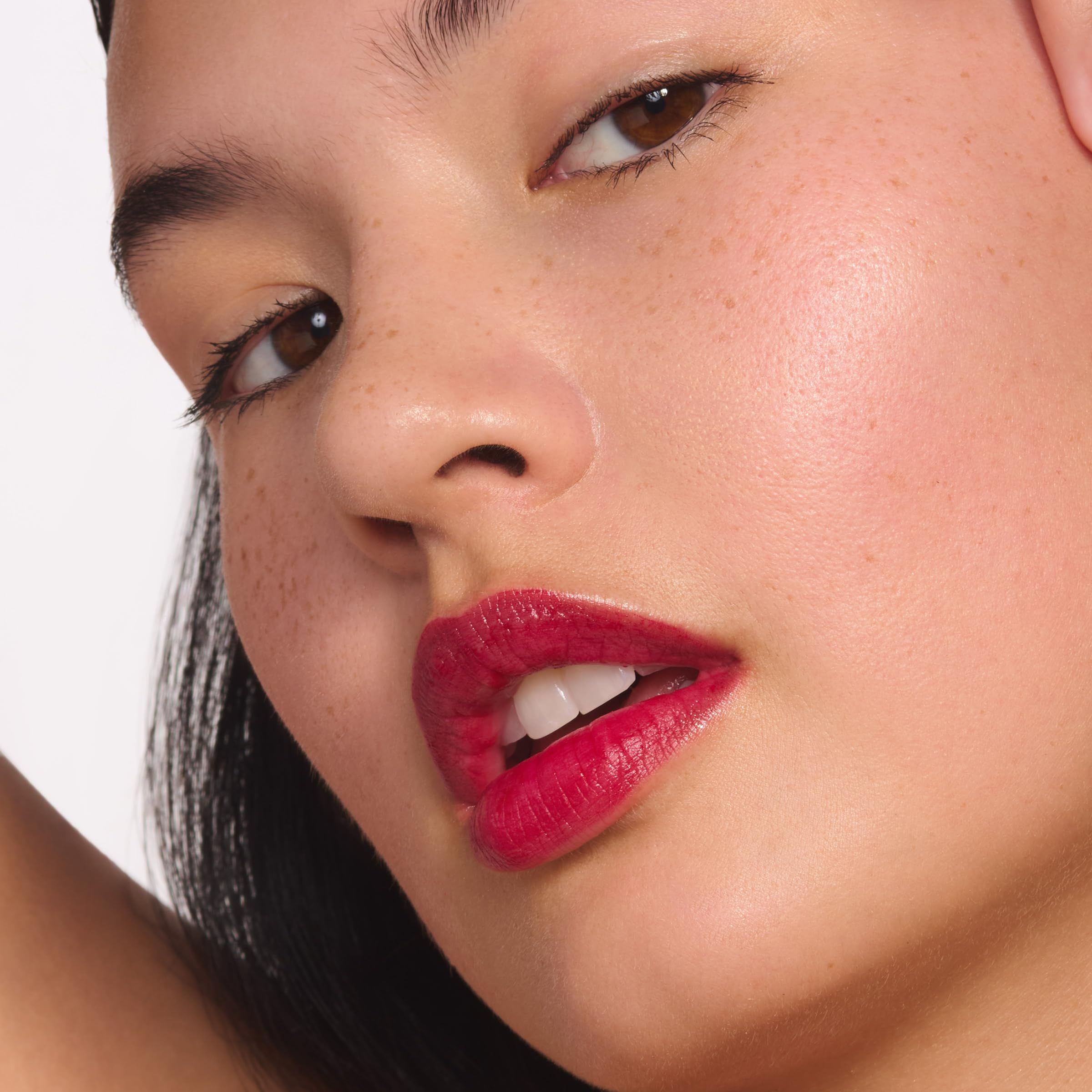 Nahaufnahme einer Frau mit Clarins Water Lip Stain auf den Lippen. Dunkelroter Farbton.