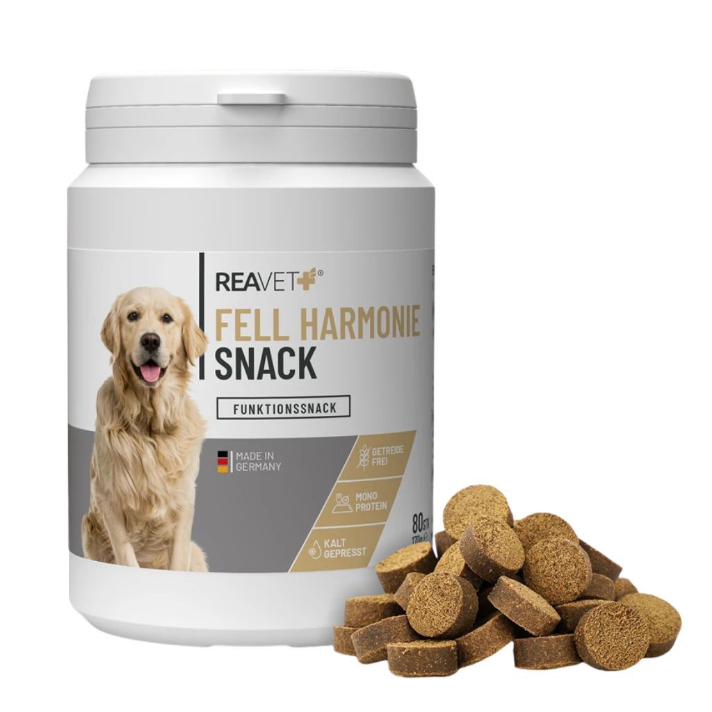 Weiße Dose ReaVET Fell Harmonie Snack mit Hund. Daneben braune, runde Snacks. Text: Monoprotein, Getreidefrei, Kaltgepresst.