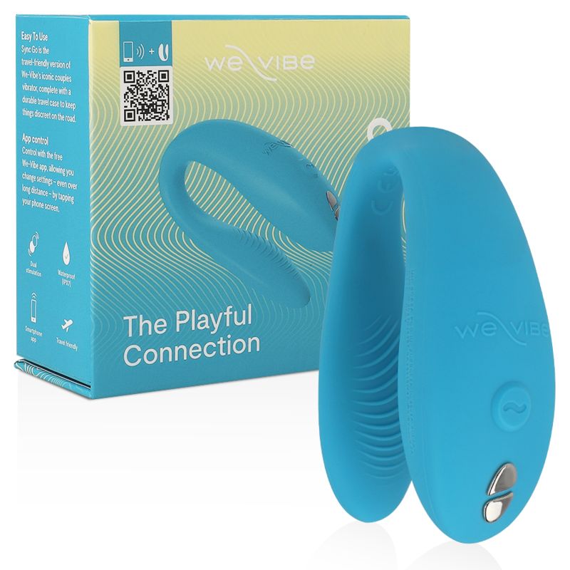 Türkisfarbener We-Vibe Sync Go. U-förmiges Design mit abgerundeten Enden. Verpackung mit Produktname und QR-Code.