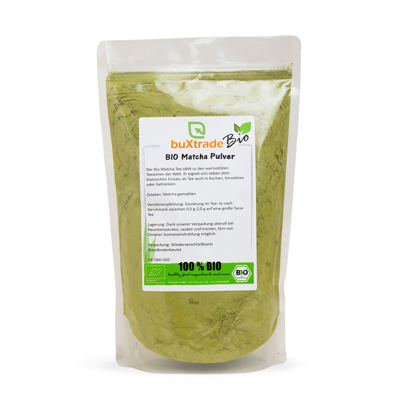 Transparente Verpackung mit grünem Matcha-Pulver. Aufgedrucktes Logo: buXtrade Bio Matcha Pulver. 100% BIO-Siegel.