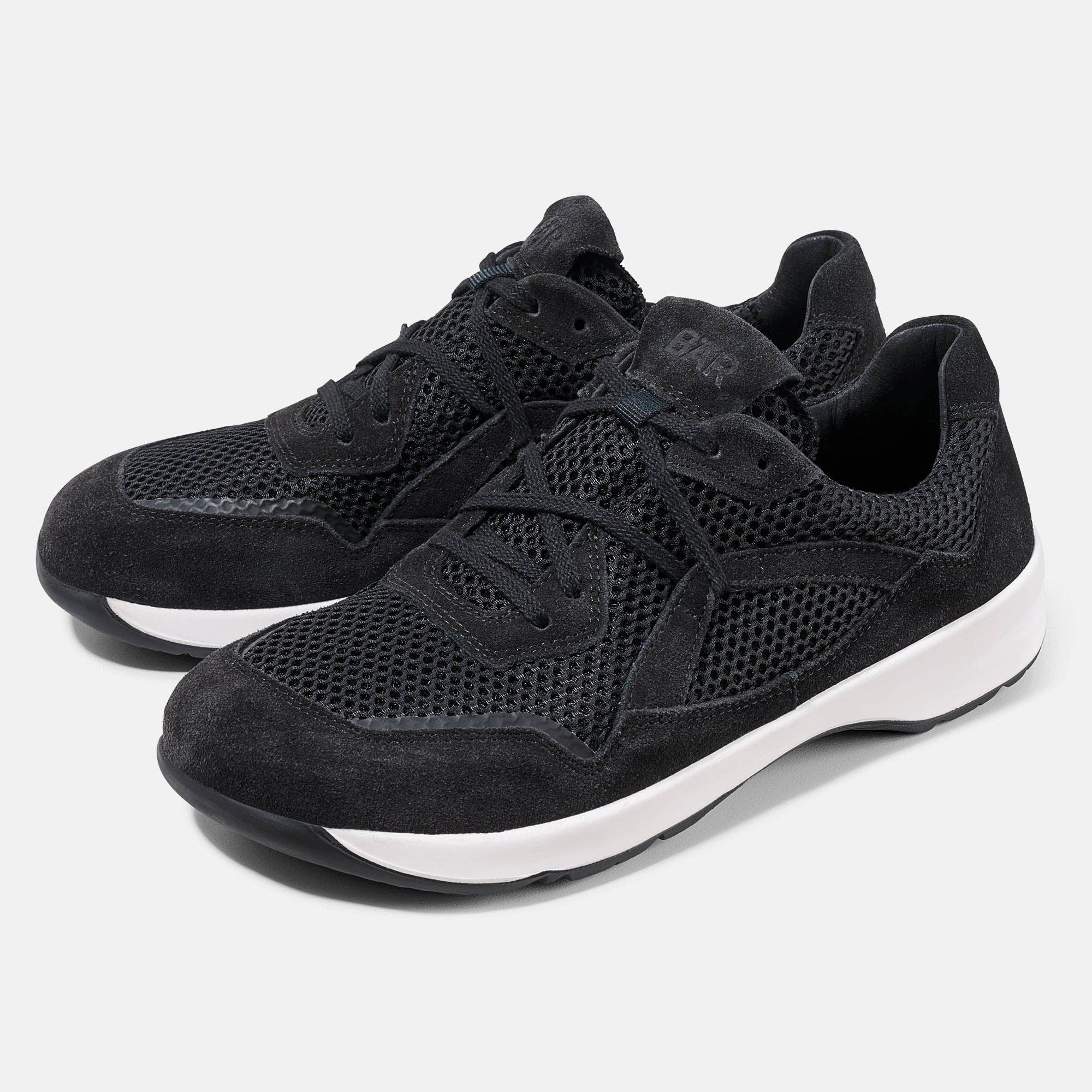 Zwei schwarze BÄR Schuhe LadyMove Damen. Schnürer mit weißer Sohle. Mesh-Einsätze und Wildleder-Details.