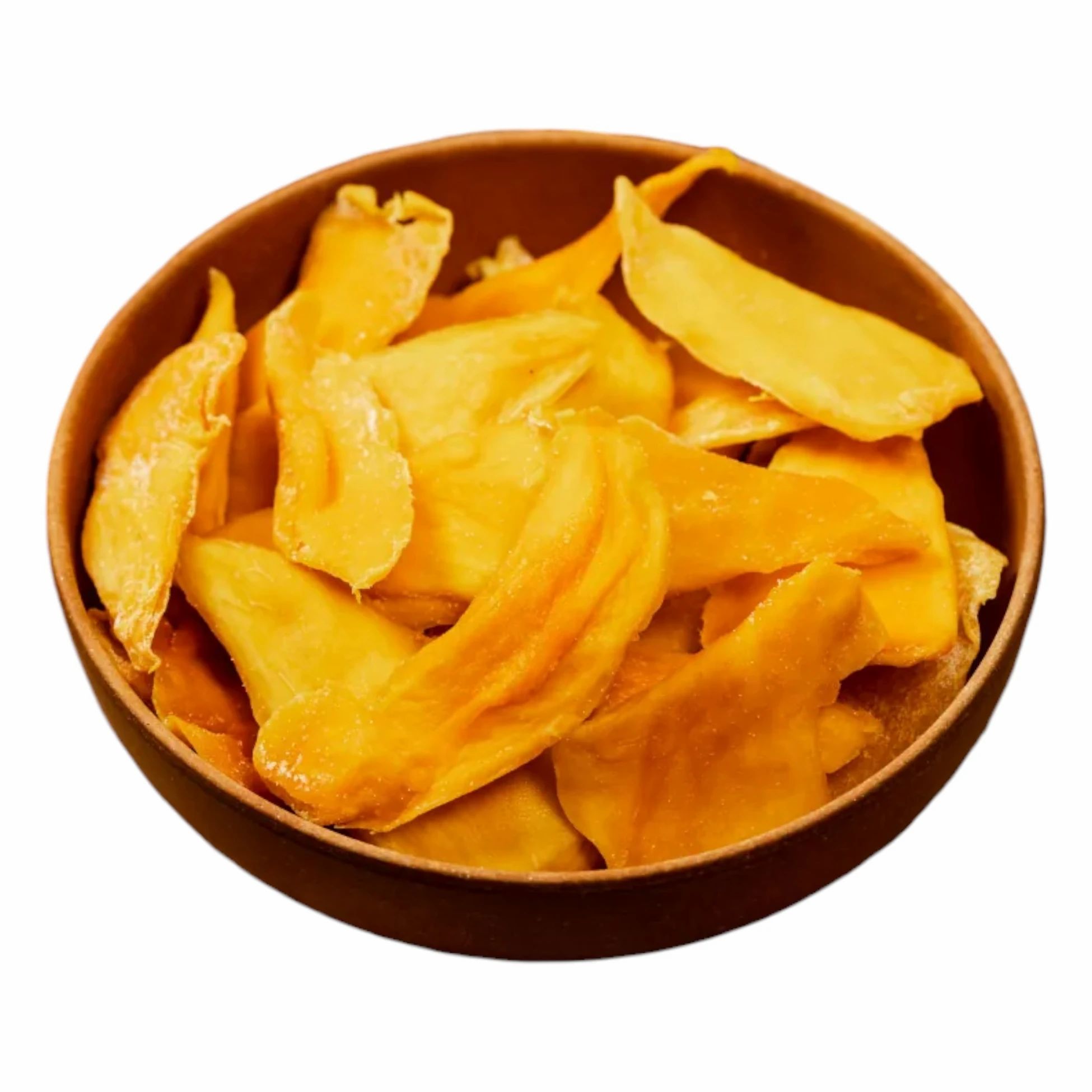 Tranches de mangue séchées dans un bol marron. Les tranches sont jaunes et ont une surface légèrement ridée.