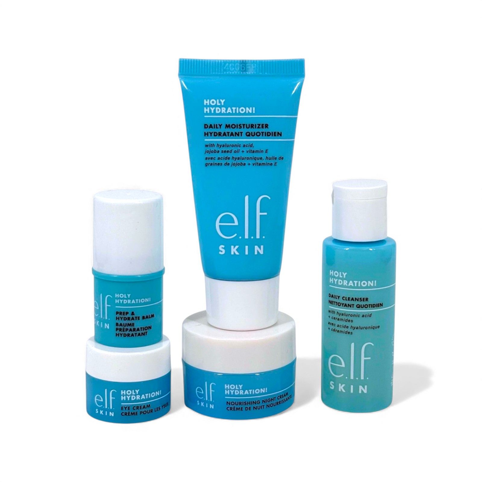 Verschiedene blaue Kosmetikprodukte, darunter eine Tube, Tiegel und eine Rolle. Aufschrift: e.l.f. SKIN.