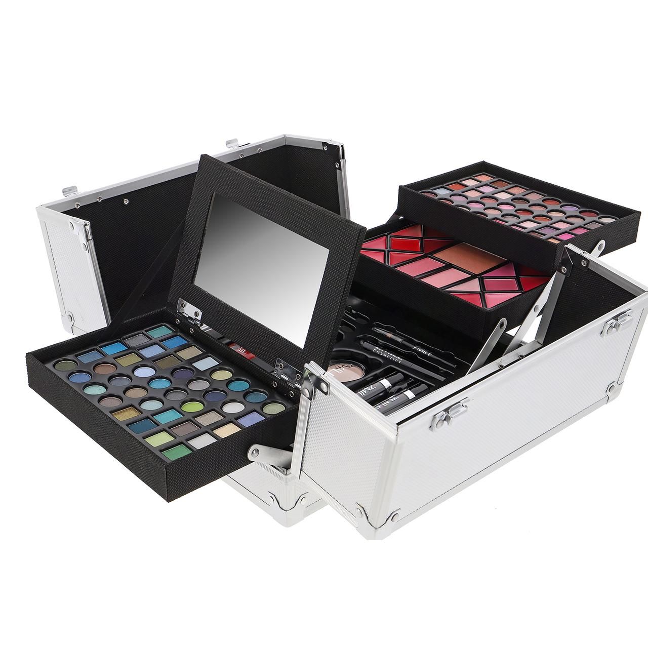 Silberfarbener Kosmetikkoffer, geöffnet. Enthält Lidschatten, Rouge, Lippenstifte, Pinsel und einen Spiegel. Schwarze Innenfächer.