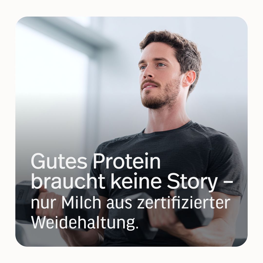 Mann hebt Hanteln. Text: Gutes Protein braucht keine Story – nur Milch aus zertifizierter Weidehaltung.