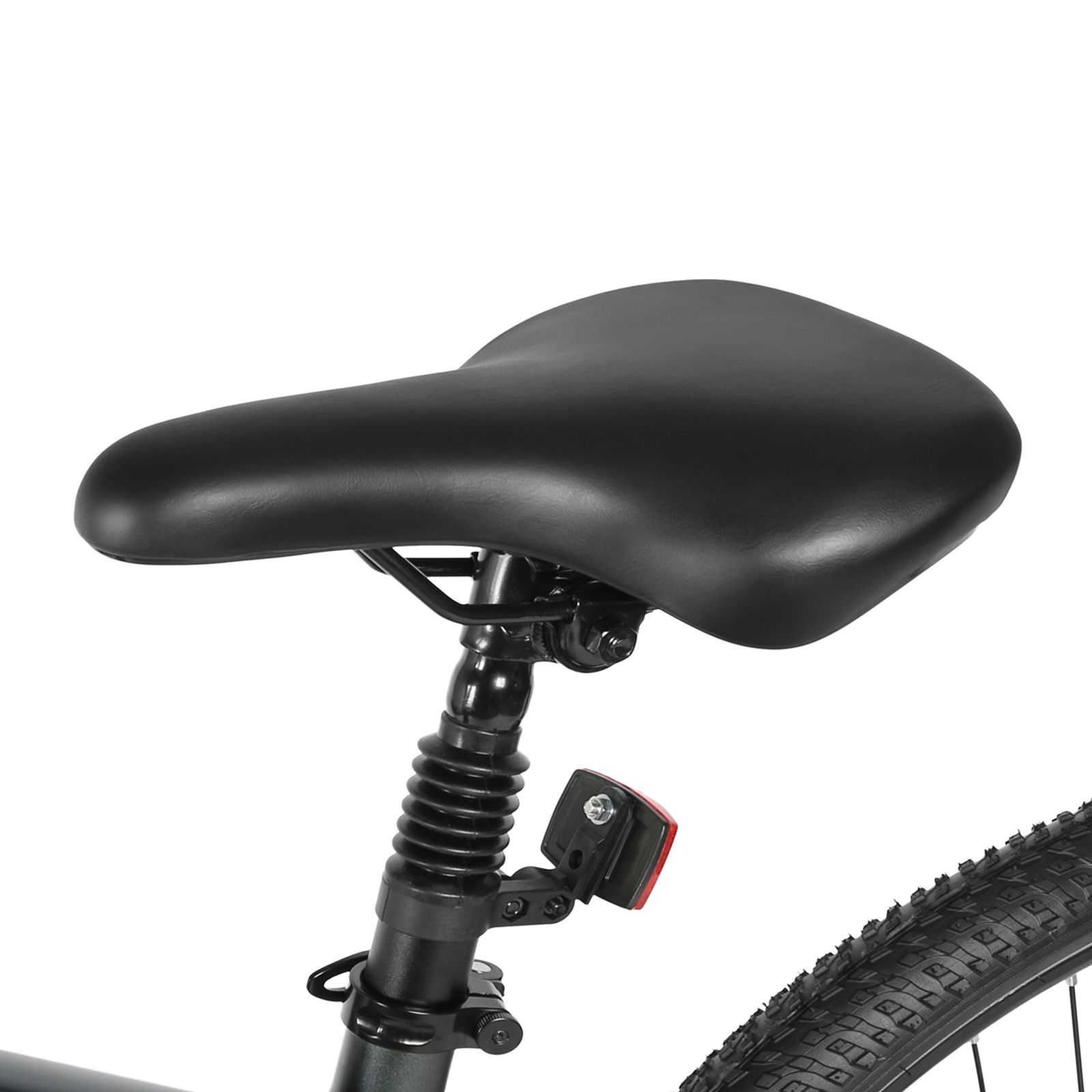 Schwarzer Fahrradsattel. Rücklicht am Sattelrohr. Schwarze Reifen. Teilansicht.