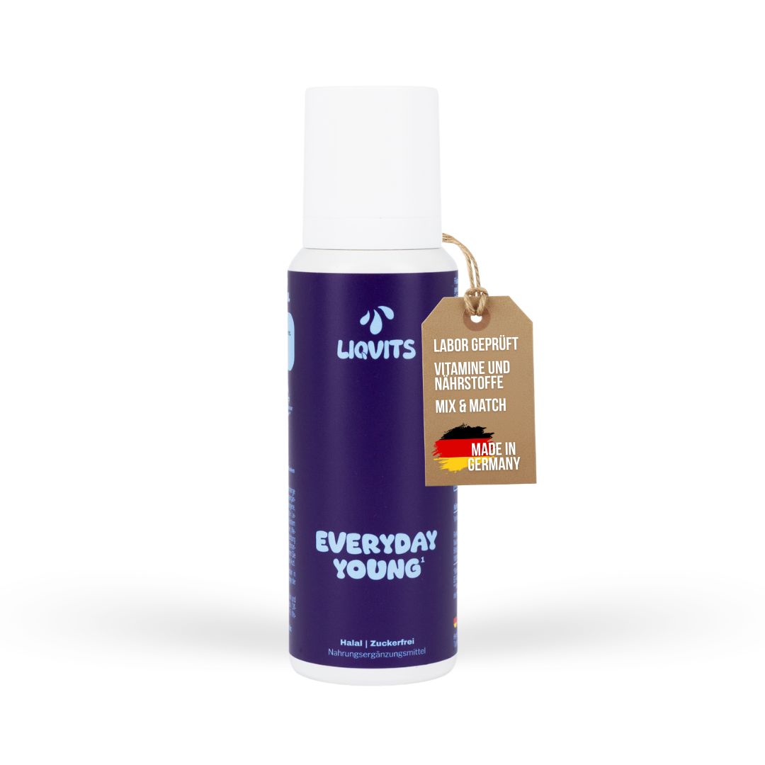 Lila Flasche mit weißem Deckel. Aufschrift: LiqVits Everyday Young. Anhänger: Labor geprüft, Vitamine und Nährstoffe, Mix & Match, Made in Germany.