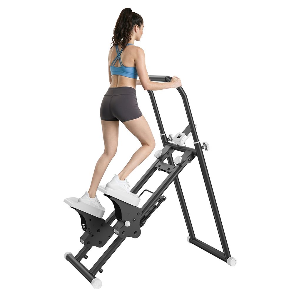 Schwarzer Stepper mit verstellbarem Lenker und Pedalen. Frau trainiert. Graue Shorts, blaues Top.
