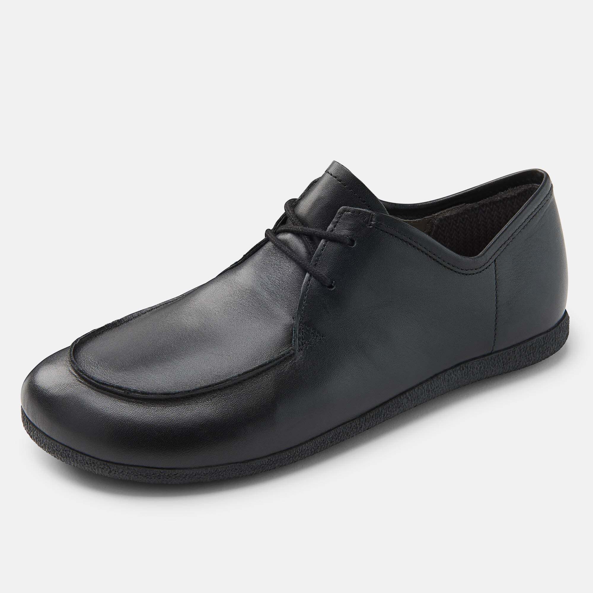 Schwarzer Damen-Schnürschuh aus Leder, breite Passform, schräge Ansicht.