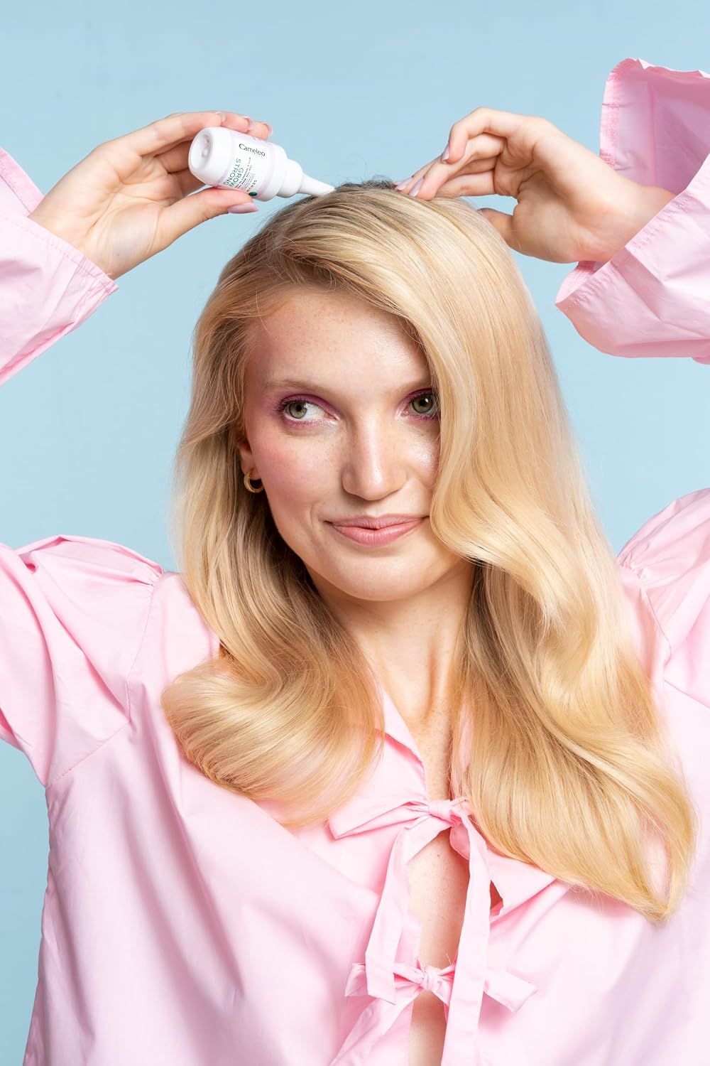 Ein weißer Flakon mit Pipettenaufsatz für Haarpflege, beschriftet mit 'Camaleo Expert Serum'.