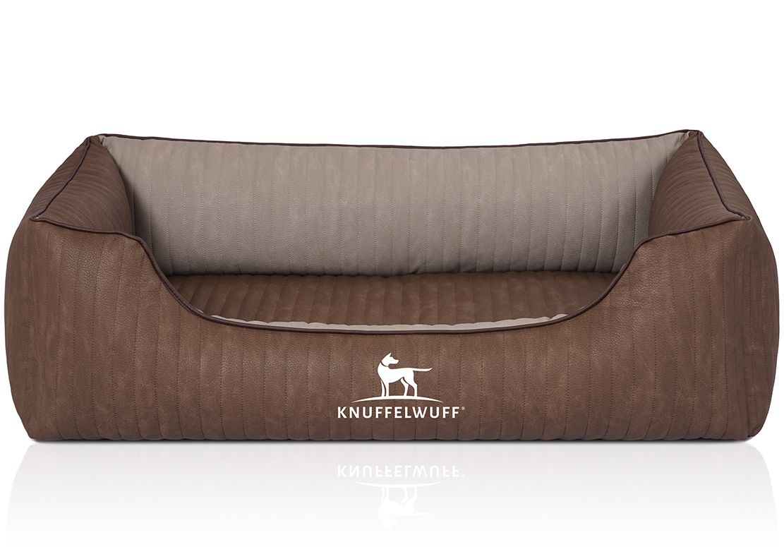 Orthopädisches Hundebett Outlander, braun, mit Logo. Rechteckige Form mit erhöhten Seiten und gesteppter Liegefläche.
