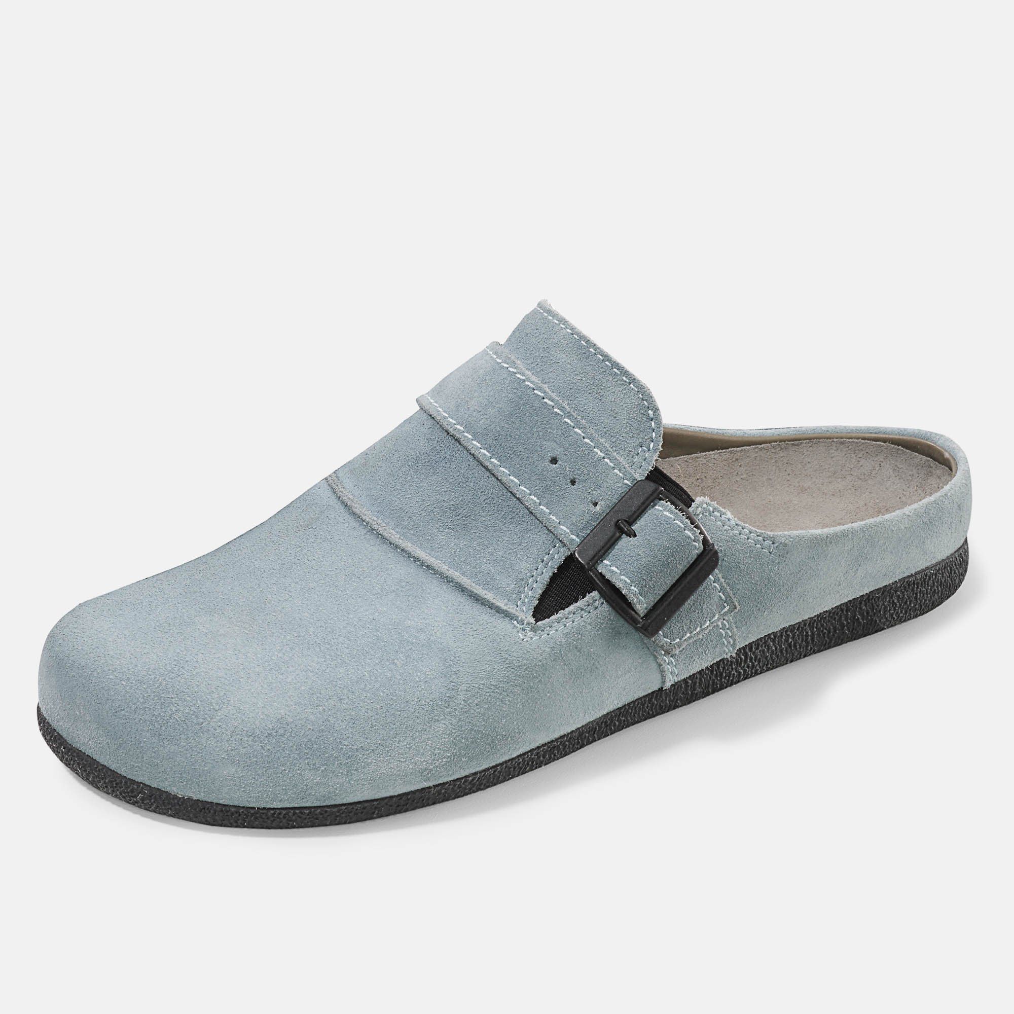 Hellblaue Pantolette mit Schnalle. Schwarze Sohle. Breite Passform. Einzelner Schuh.