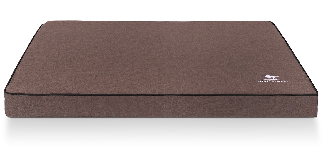 Orthopädische Hundematte, braun, rechteckig, mit schwarzem Rand. Kleines Logo "Knuffelwuff" rechts unten.