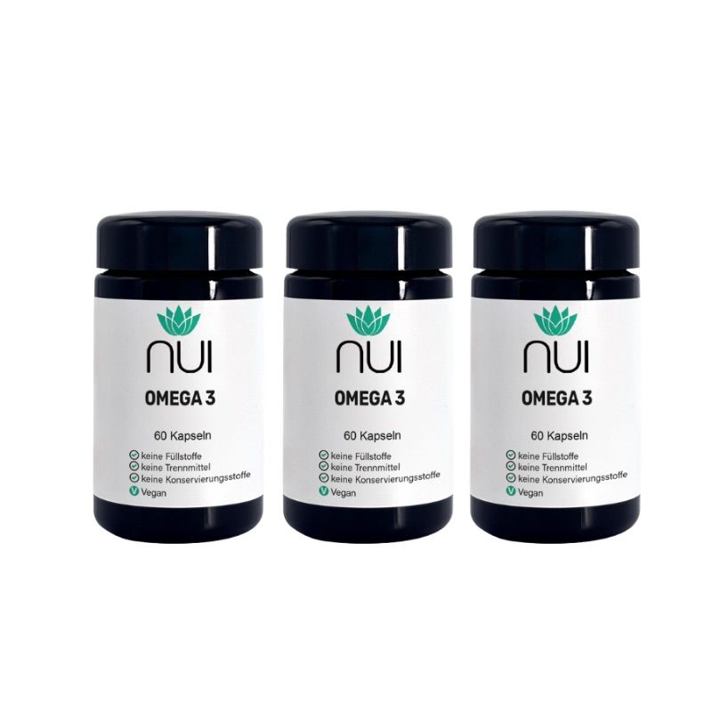 Drei Flaschen NUI Omega 3. Schwarze Deckel, weiße Etiketten mit Logo und Text. 60 Kapseln. Keine Zusatzstoffe, Trennmittel oder Konservierungsstoffe. Vegan.