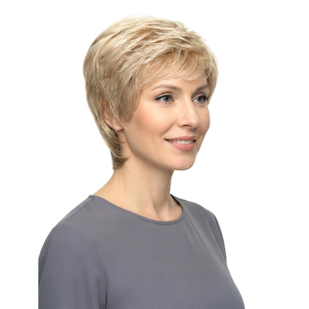 Kurzhaarperücke in Blondtönen. Nahaufnahme einer Frau mit Perücke. Graues Oberteil.