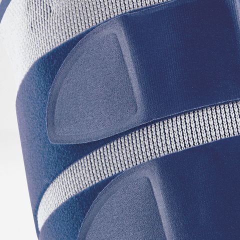 Nahaufnahme der MyoTrain Oberschenkel-Aktivbandage. Blaue Gurte mit Klettverschluss und weißem Textil.