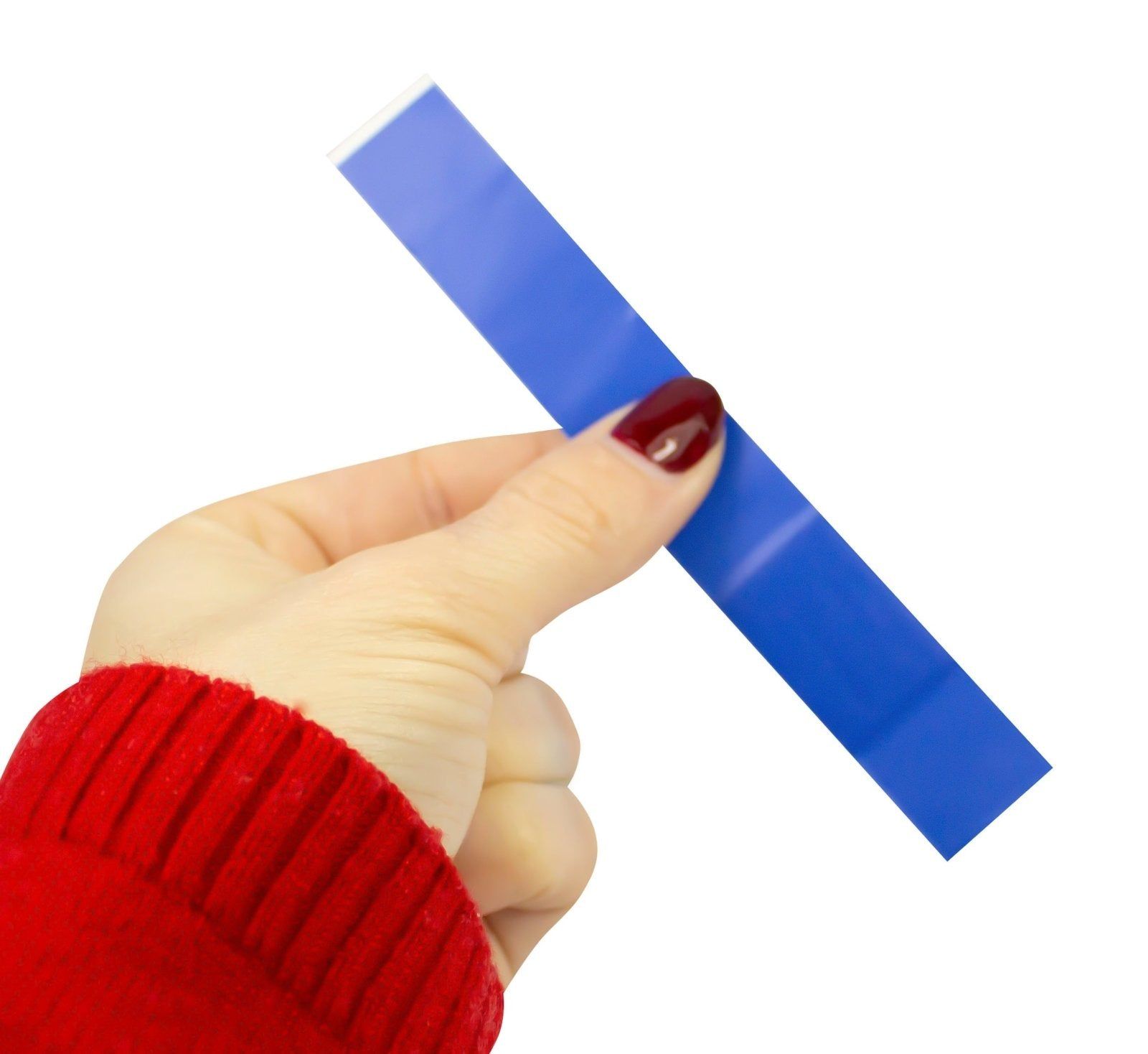 Blaue Pflasterstrip in einer Hand gehalten. Die Hand trägt roten Nagellack.