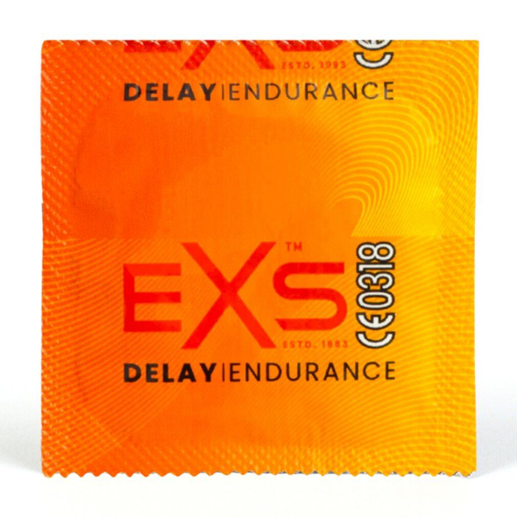 Zwei einzeln verpackte EXS Delay Endurance Kondome auf orangefarbenem Hintergrund.