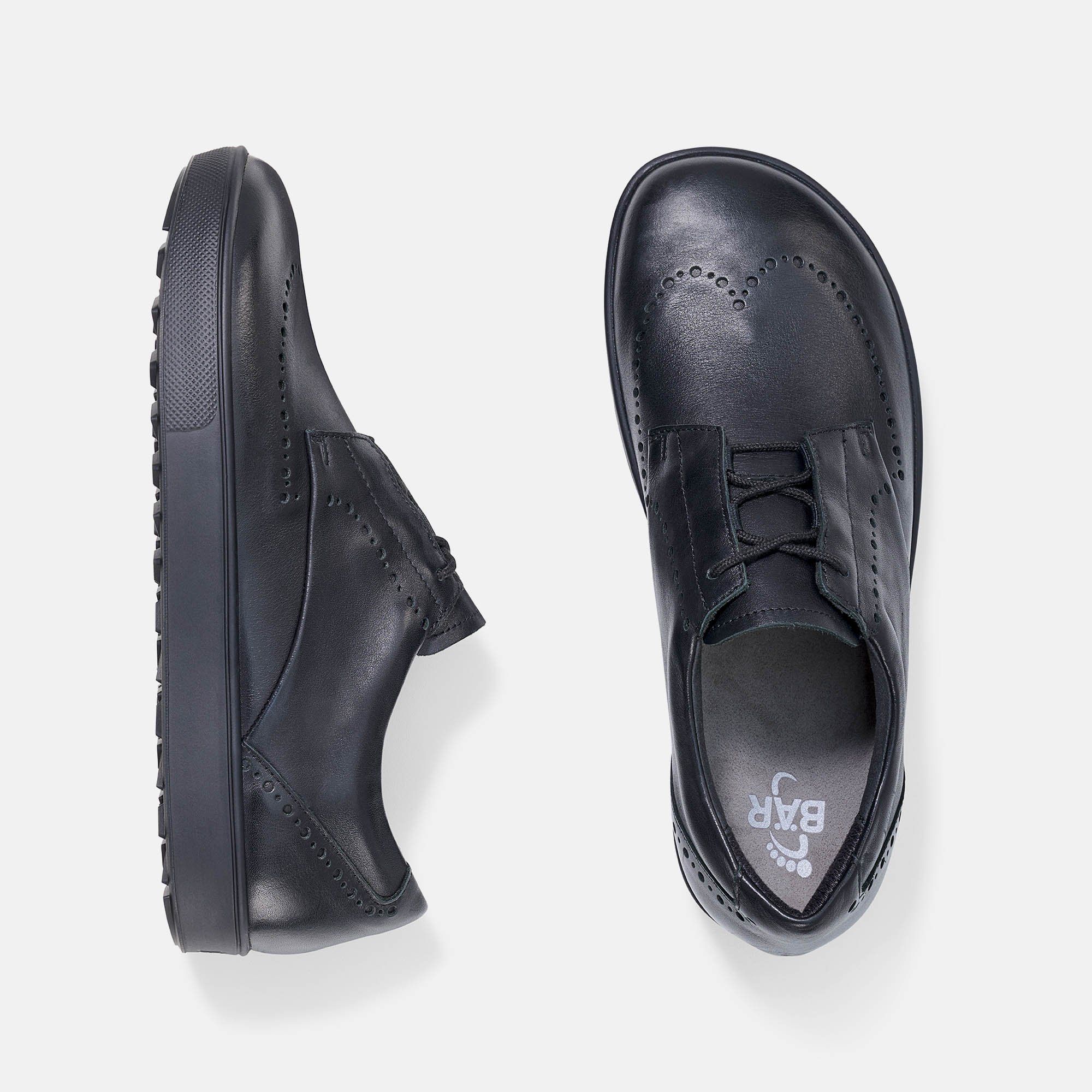Schwarze Herren-Schnürschuhe mit Lochmuster. Breit. Draufsicht auf zwei Schuhe. Logo BÄR.