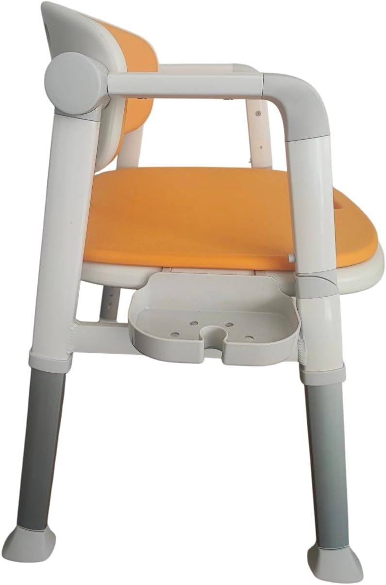 Detailansicht des Toilettenstuhls mit Armlehne und Tablett. Orangefarbene Sitzfläche.