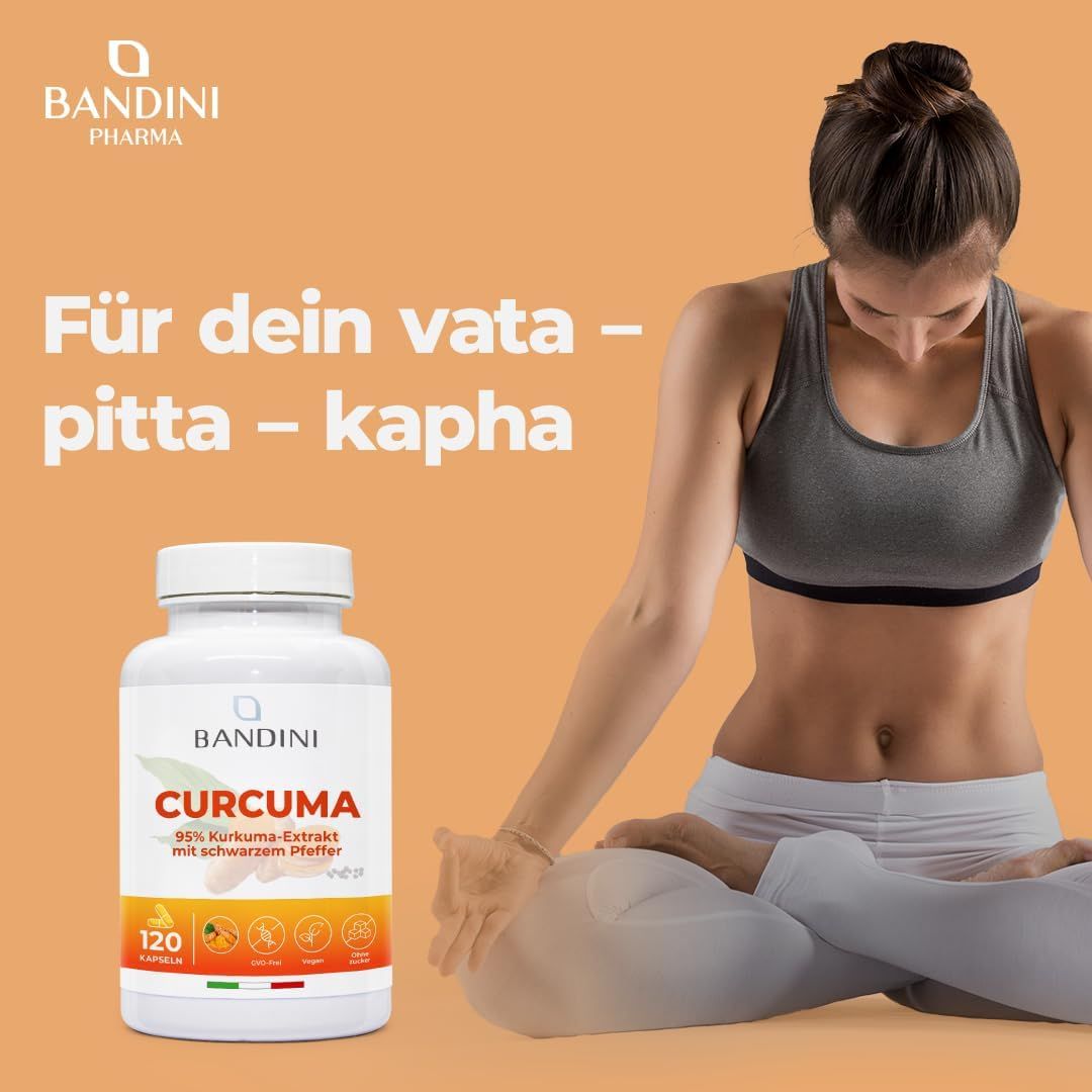 Weiße Flasche mit Kapseln. Aufschrift: Bandini Curcuma. Frau in Yoga-Pose. Hintergrund orange.