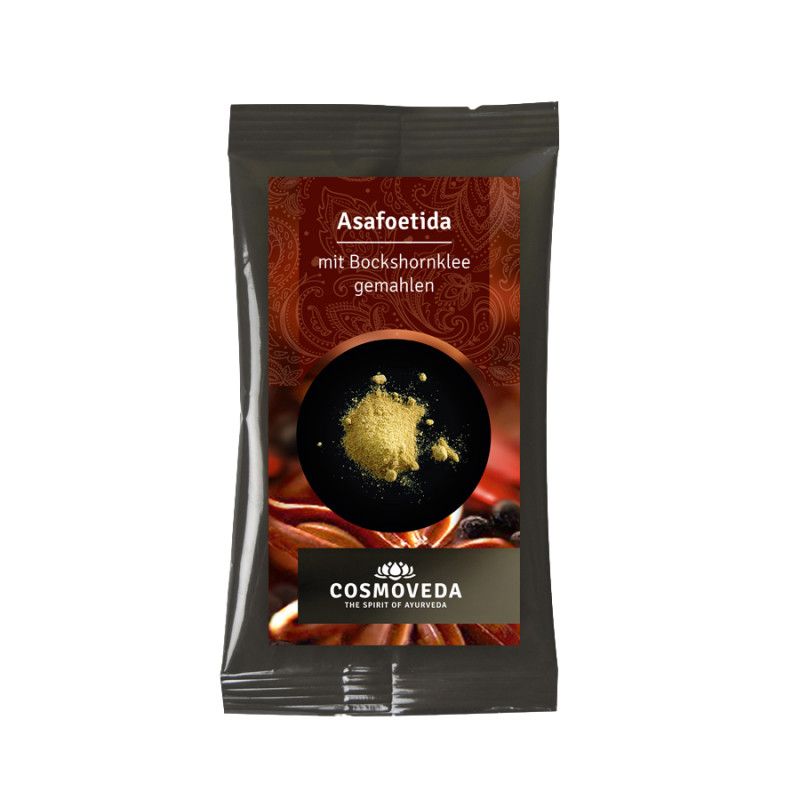 Asafoetida-Pulver in schwarzer Verpackung. Aufschrift: Asafoetida mit Bockshornklee gemahlen. Marke: Cosmoveda.