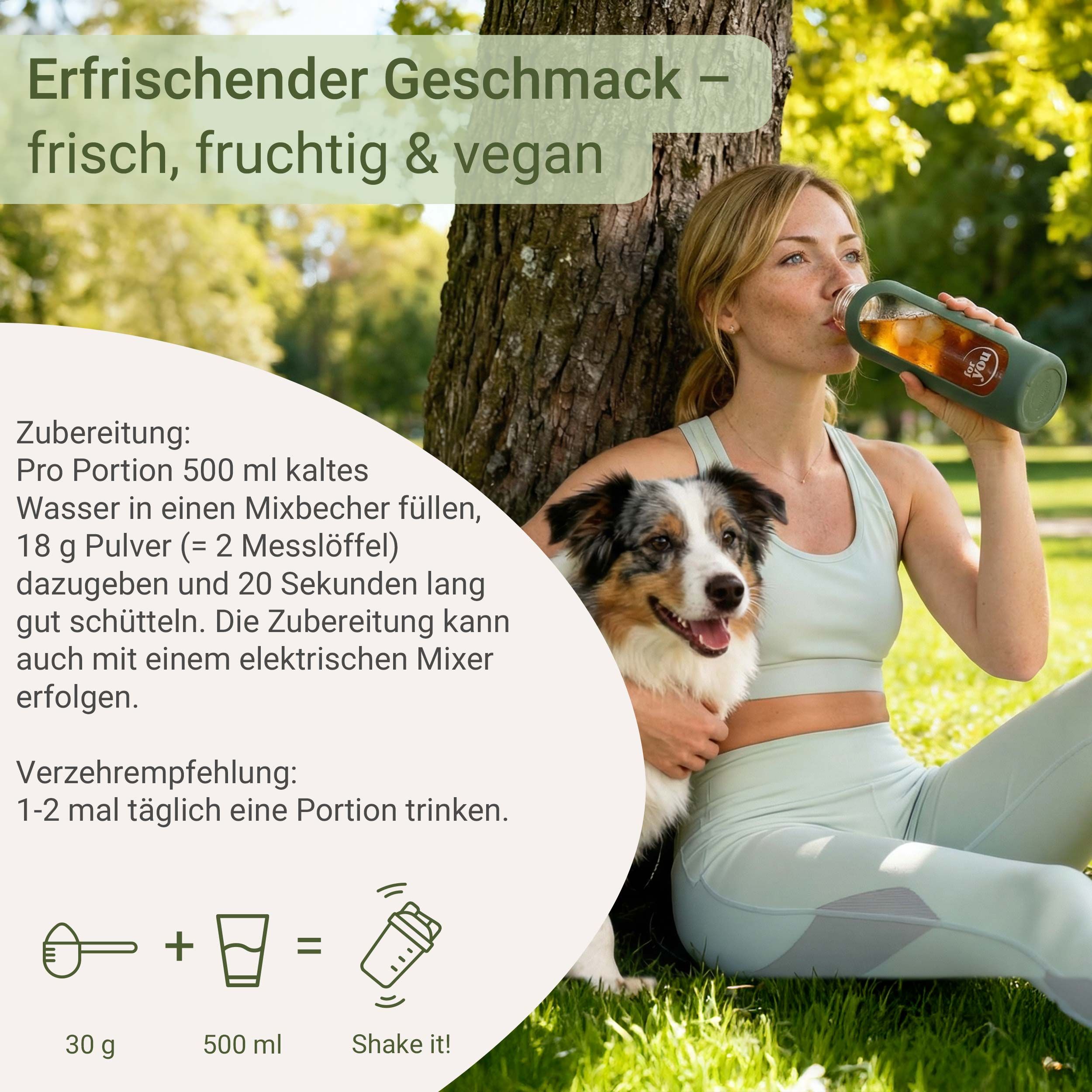 Frau trinkt aus Shaker. Hund daneben. Text: Zubereitung: 30g Pulver + 500ml Wasser. Verzehrempfehlung: 1-2 mal täglich.