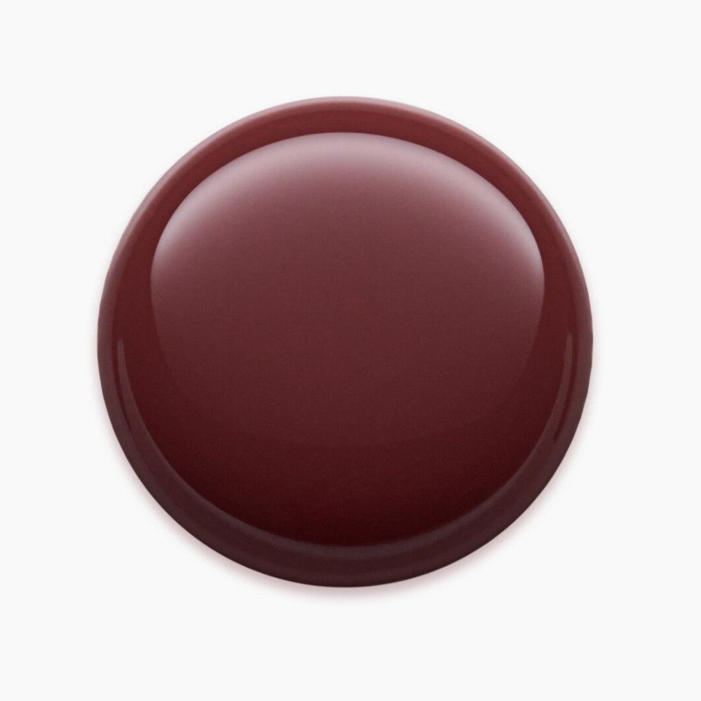 Tropfen dunkelroter Nagellack mit glänzender Oberfläche.