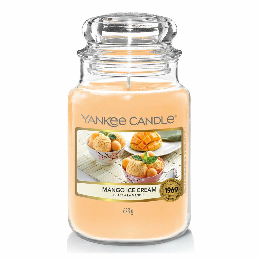 Duftkerze im Glas mit Deckel. Aufkleber mit Mango-Eis-Motiv. Aufschrift: Yankee Candle, Mango Ice Cream, Glace à la Mangue.