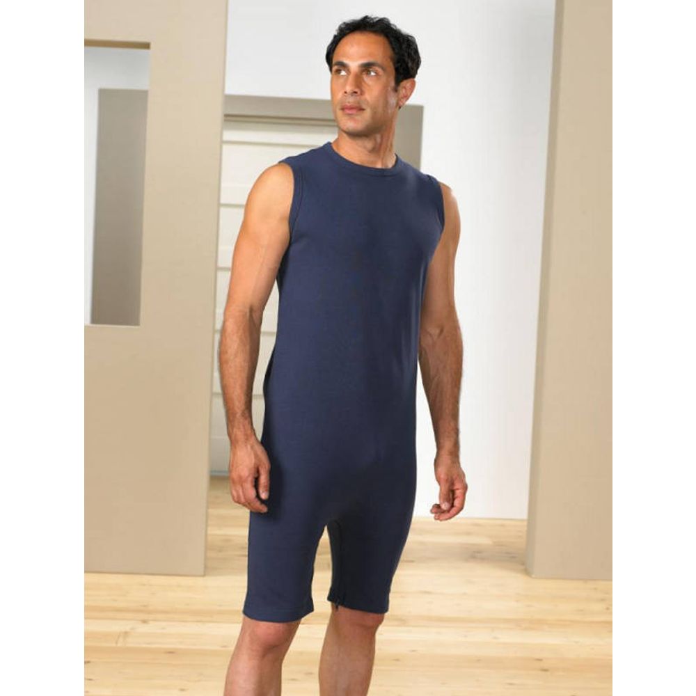 Blauer Overall ohne Arme und mit Reißverschluss. Kurze Beine, Rundhalsausschnitt. Mann trägt das Kleidungsstück.