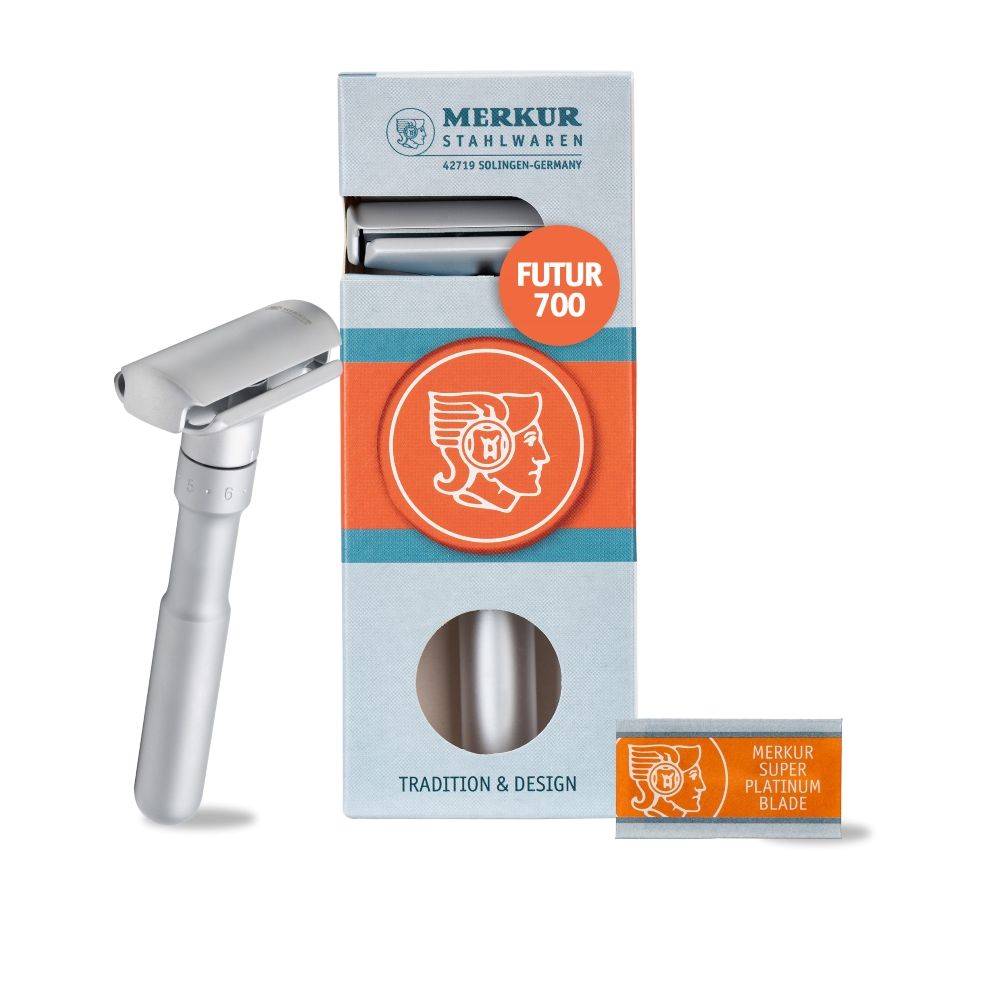 Rasierhobel, Verpackung und Rasierklingen. Verpackung mit Produktname "FUTUR 700". Rasierklingen in kleiner Schachtel.