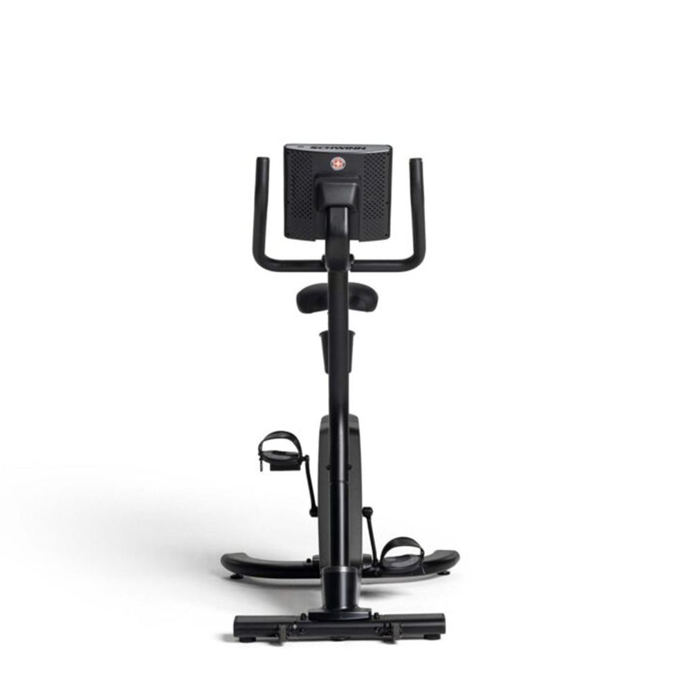 Schwarzer Hometrainer, Frontansicht. Konsole, Lenker, Pedale und Standfüße sichtbar.