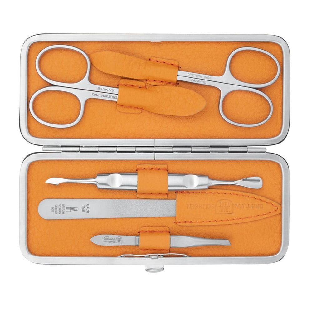 Maniküre-Set in orangefarbener Box. Enthält Schere, Feile, Pinzette und Werkzeuge. Metallwerkzeuge, orangefarbene Lederfutter.