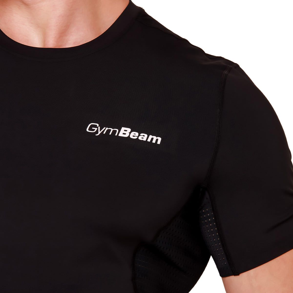 Schwarzes Herren-T-Shirt mit kurzem Ärmel und GymBeam-Logo auf der Brust.