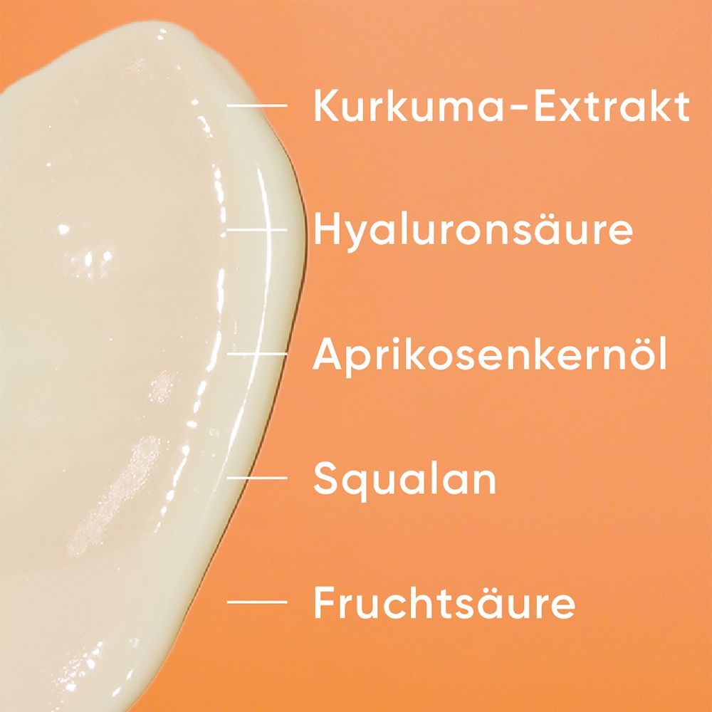 Nahaufnahme von Creme mit Text. Text: Kurkuma-Extrakt, Hyaluronsäure, Aprikosenkernöl, Squalane, Fruchtsäure.
