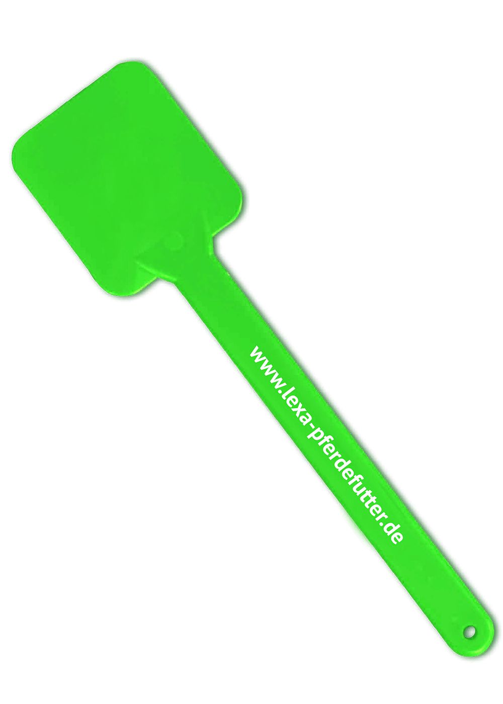 Grüner Mashlöffel mit rechteckiger Schaufel und langem Griff. Auf dem Griff steht www.lexa-pferdefutter.de.