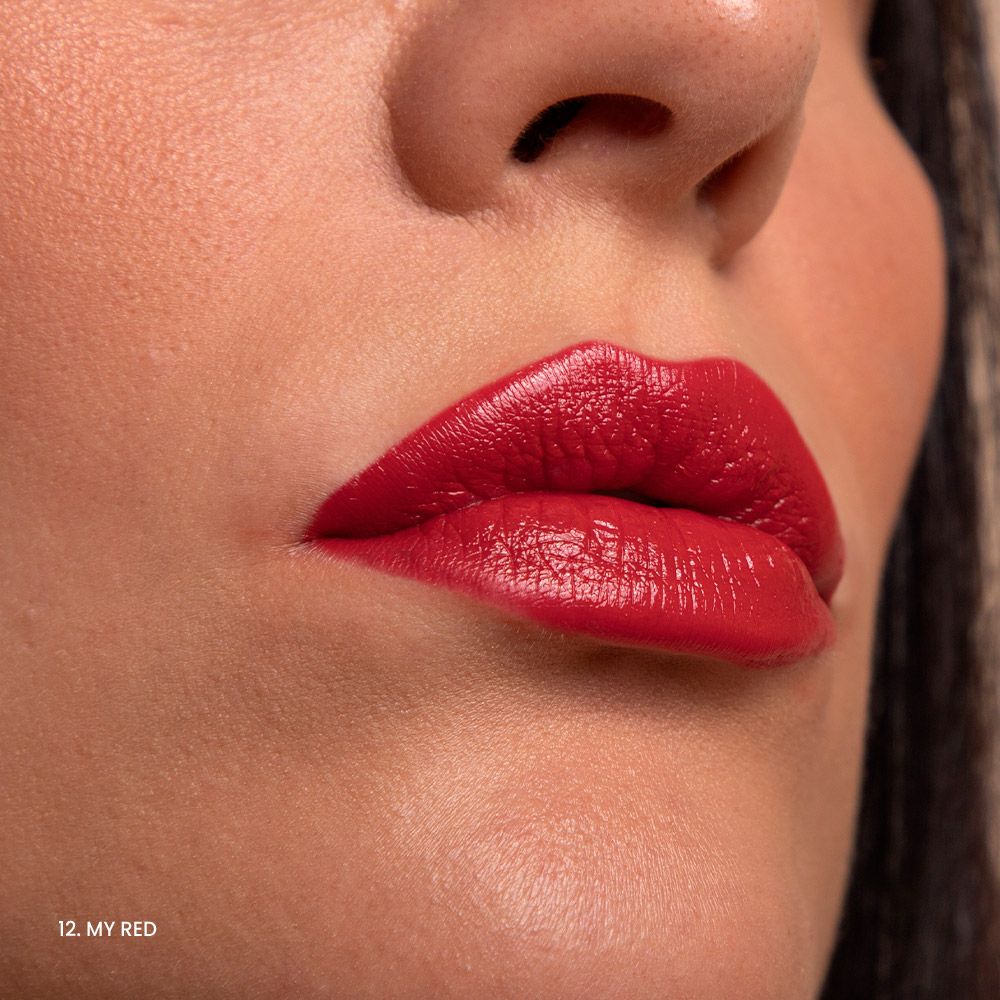 Primo piano di labbra con rossetto rosso. Testo: 12. MY RED.
