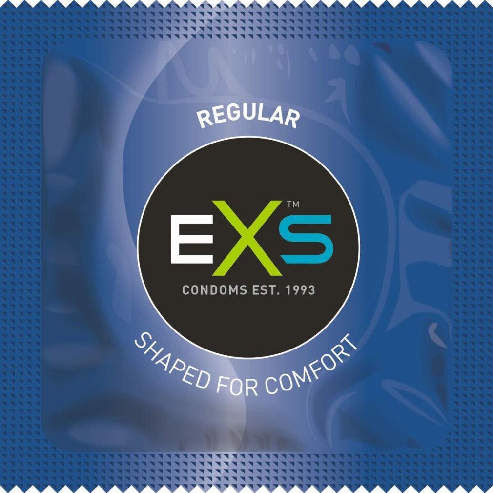 Einzeln verpacktes EXS Regular Kondom. Blaues Quadrat mit schwarzem Kreis und weißem Text. 'Shaped for Comfort'.