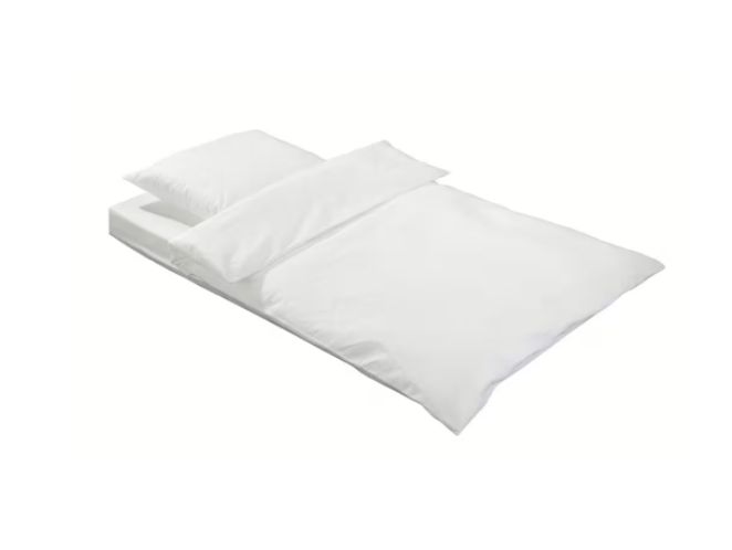 Weißes Bettwäsche-Set, bestehend aus Kopfkissen, Bettdecke und Matratze. Perspektivische Ansicht auf weißem Hintergrund.