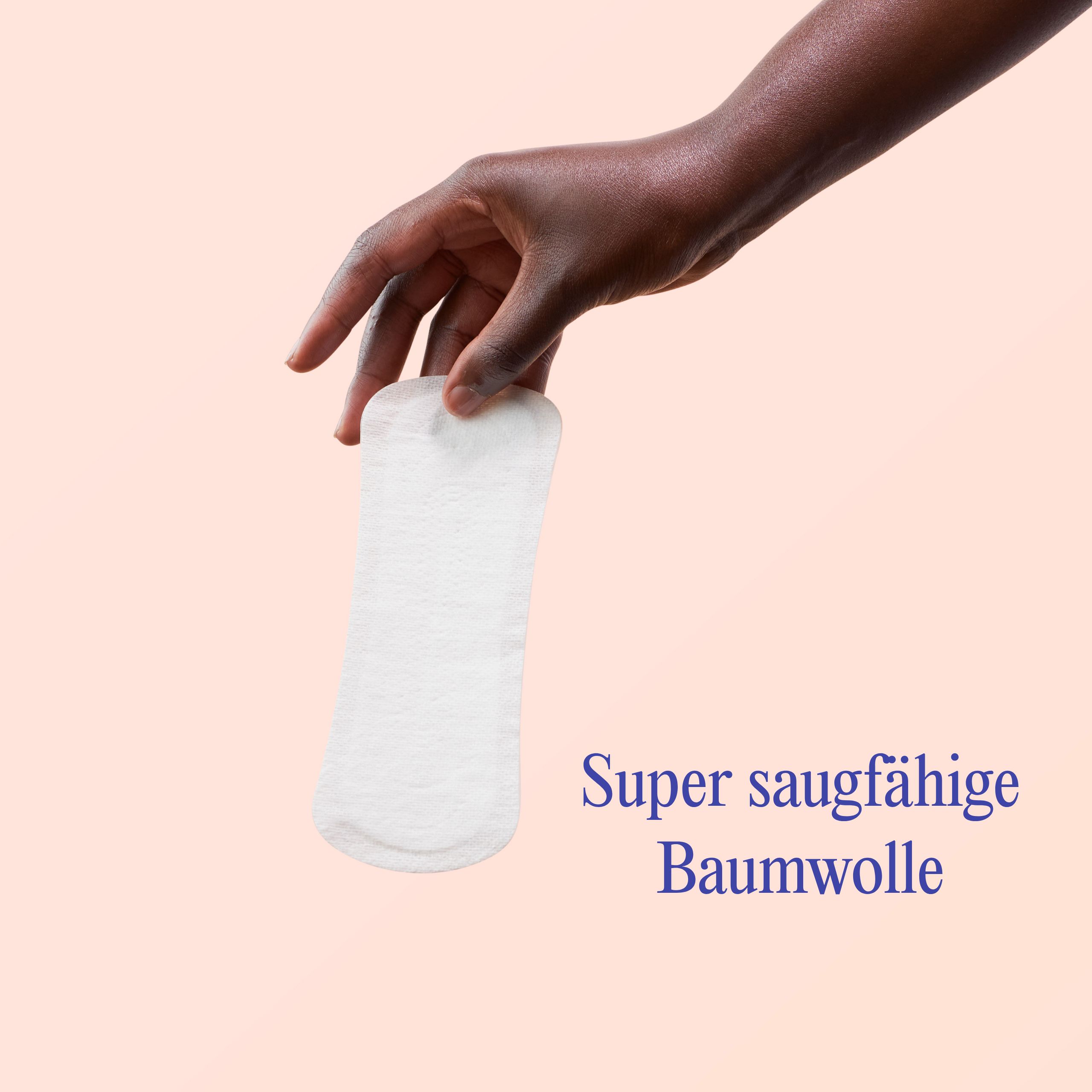Eine Hand hält eine Yoni Bio-Slipeinlage, super saugfähige Baumwolle.