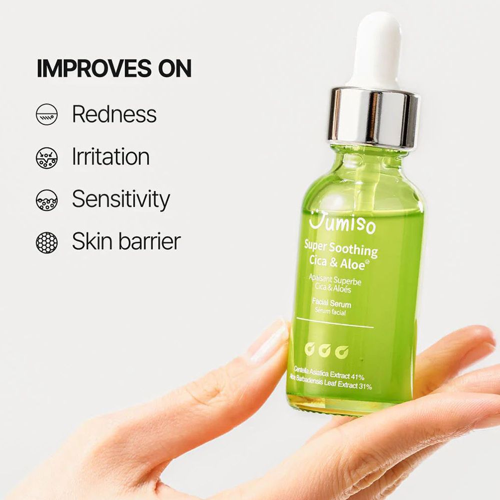 Grüne Glasflasche mit weißem Deckel und Pipette, gehalten von einer Hand. Aufschrift: Super Soothing Cica & Aloe. Text: Redness, Irritation, Sensitivity, Skin barrier.