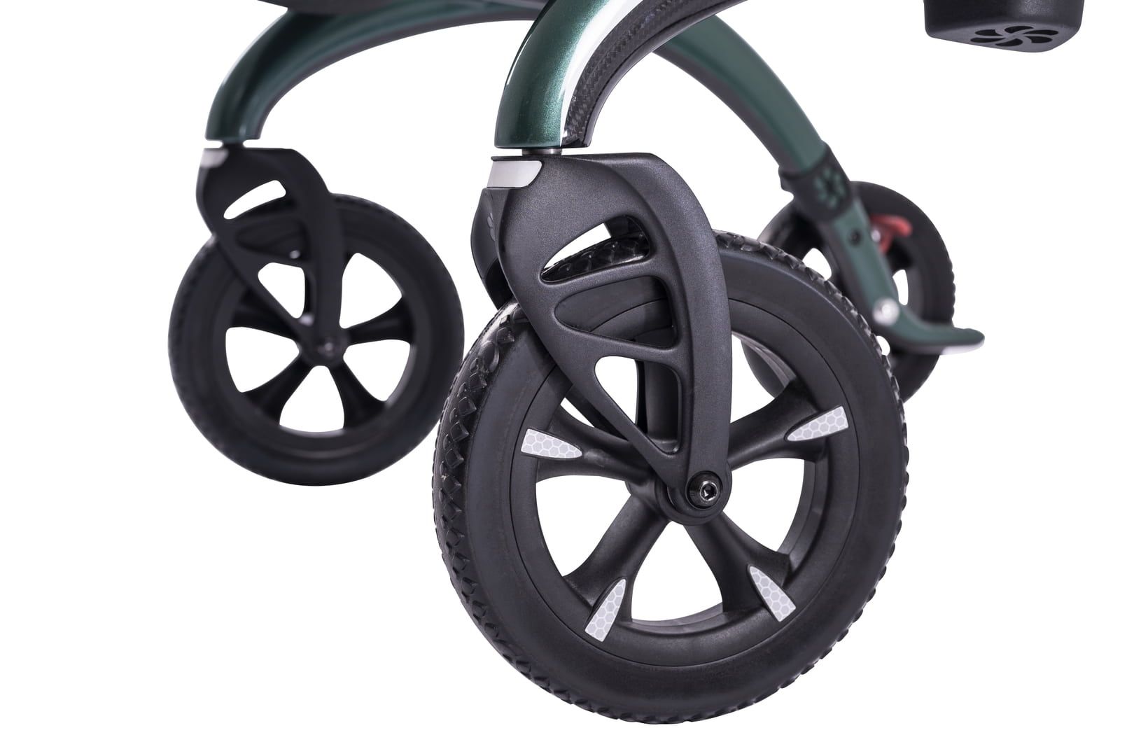 Nahaufnahme von zwei schwarzen Rollator-Rädern. Schwarze Reifen mit weißen Speichen. Schwarze Radaufhängung.
