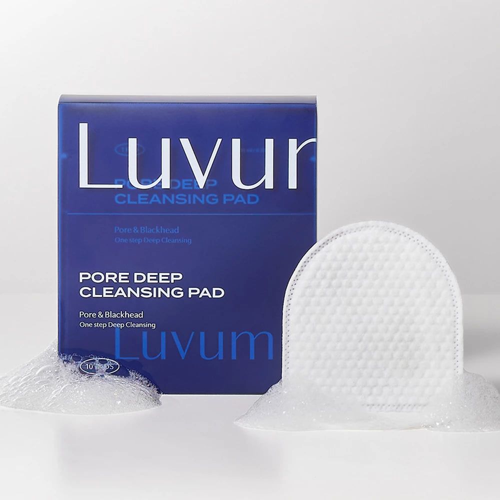 Blaue Verpackung mit Produktname und Pads. Pads mit Schaum. Text: PORE DEEP CLEANSING PAD, Luvum.