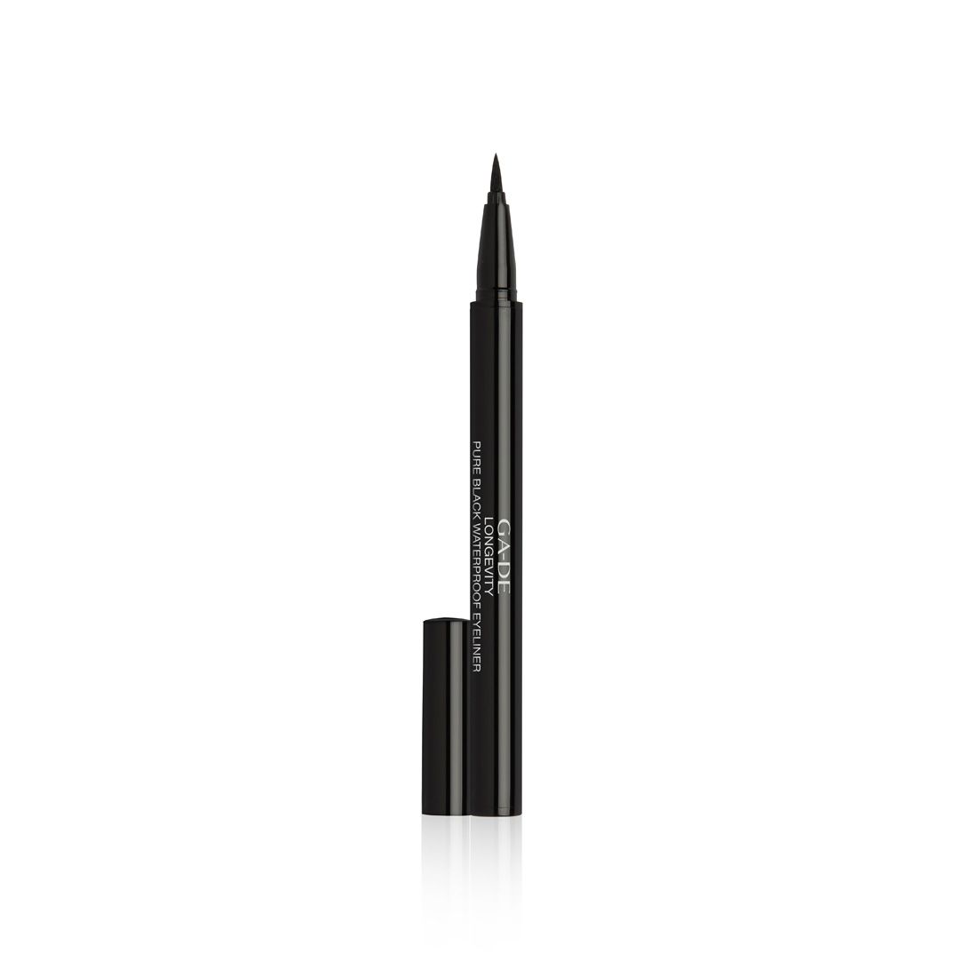 Schwarzer Eyeliner mit schwarzer Kappe. Auf dem Stift steht "Ga-De Longevity Pure Black Waterproof Eyeliner".