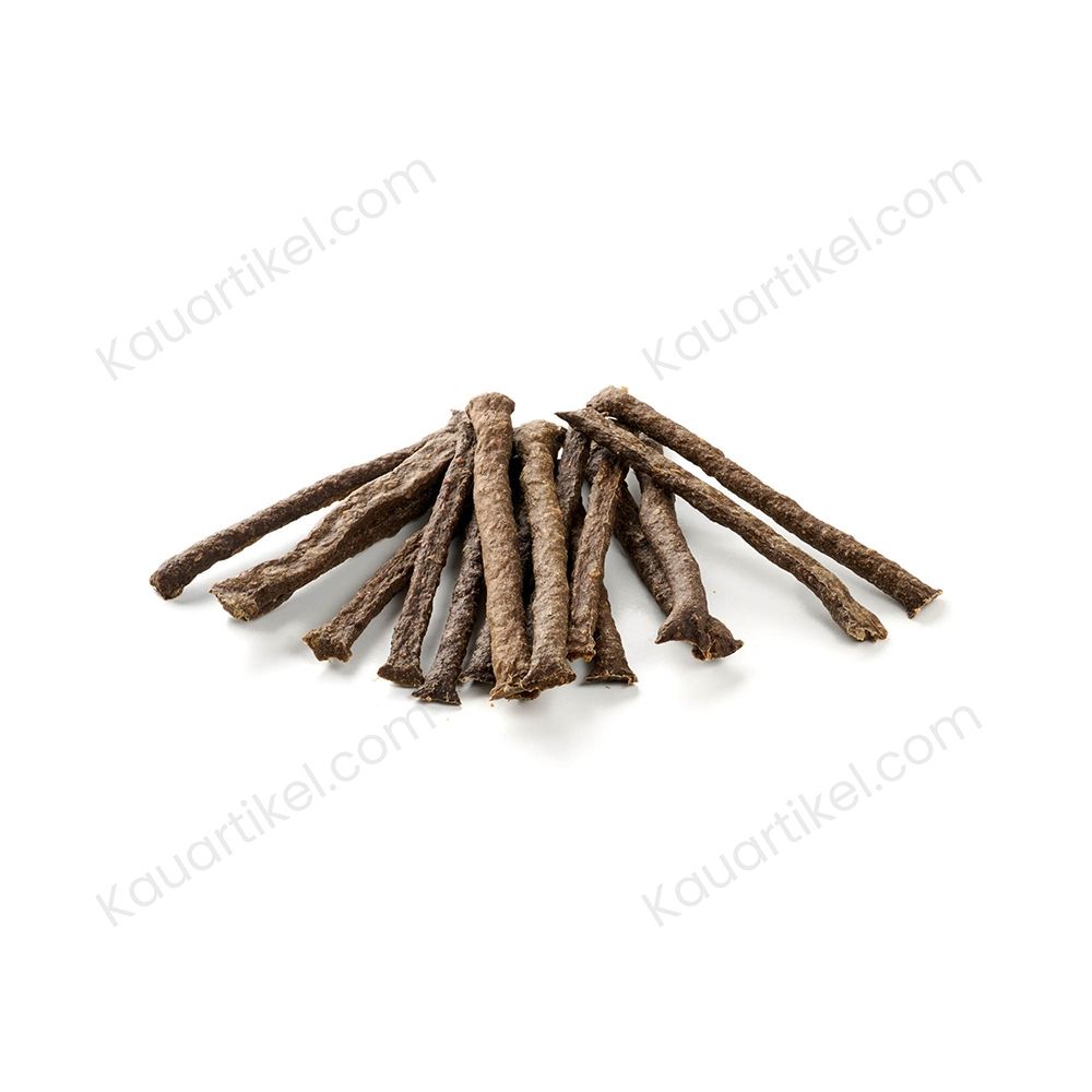 Hundefutter: Hühner-Knupsperscheiben, ca. 4,5 cm lang, auf weißem Hintergrund.